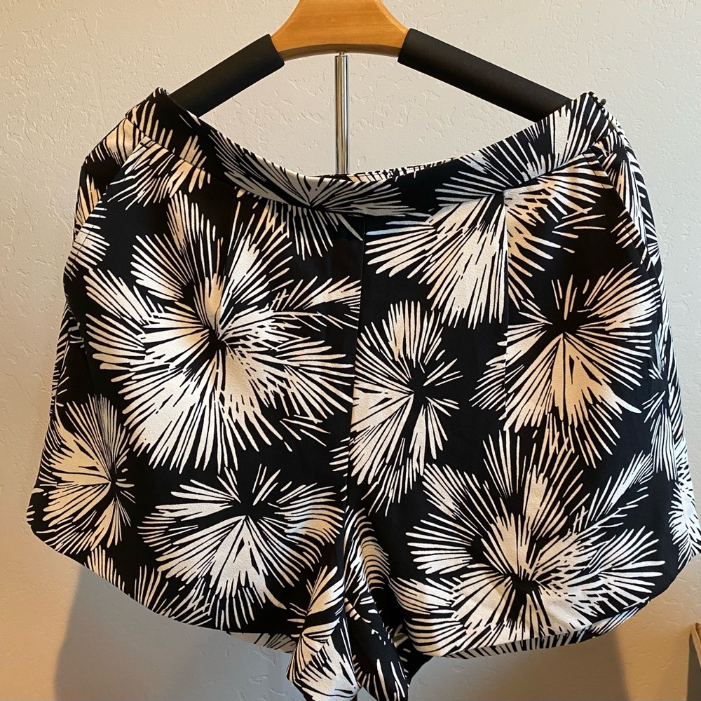 Ann Taylor Dressy Shorts Black Cream Tropical Floral Patterned Size 10